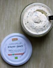 m* Kr&auml;uterquark